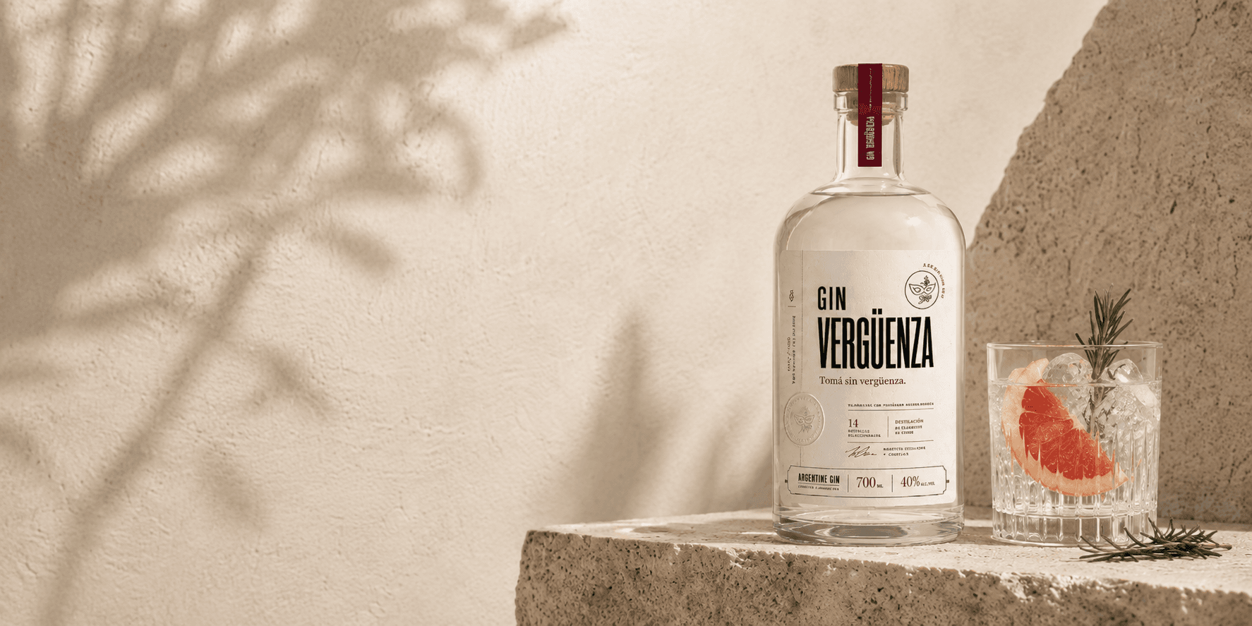 Botella de Gin Vergüenza sobre fondo editorial